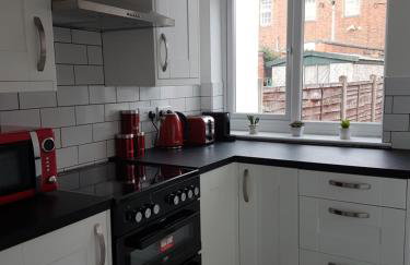 The Wellington - Stylish 3-Bedroom House, Sleeps 8, Ideal for Professionals - Photo 25