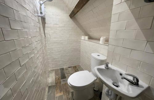 Large Historic Farmhouse in Rhondda Valley Perfect for Groups with Hot Tub - Foto 32