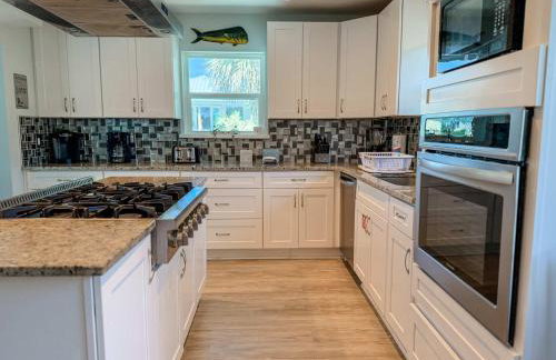 Spacious house- Deep Water Dock Pool Golf Cart Rental available - Foto 17