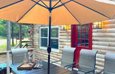 Stylish Forest Lodge with Large Hot Tub, Firepit and Fireplace minutes to Gore Mountain - Foto 56