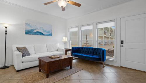 Steps from the Sand and Town Green - 2BR Coastal Retreat - Foto 5