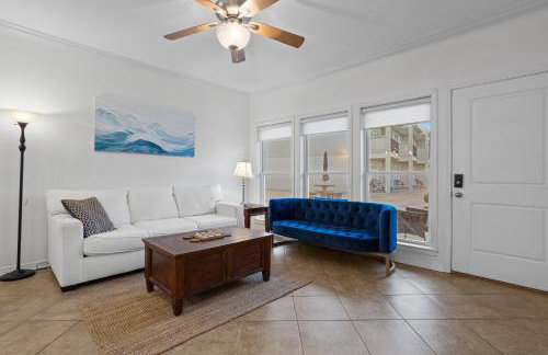 Steps from the Sand and Town Green - 2BR Coastal Retreat - Foto 5