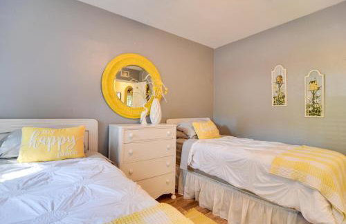 Riverfront Getaway with Hot Tub and Game Room! - Foto 28