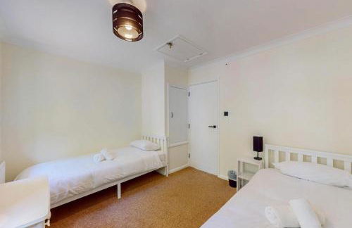 2 Bed with Garden & Free Parking near the Thames - Photo 5