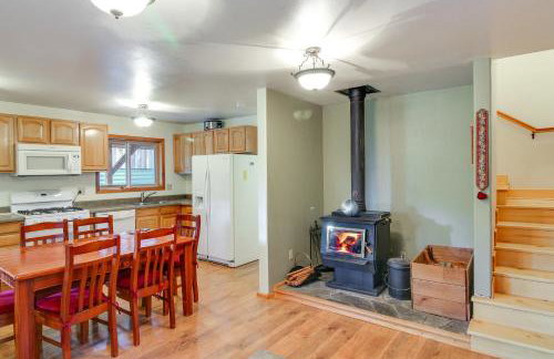 Forested Coffman Cove Cabin with Wood-Burning Stove! - Foto 8