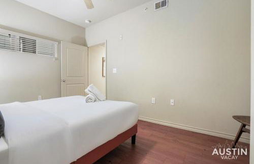 Dual Urban Oasis 8BR in Vibrant North Loop Hub - Foto 15