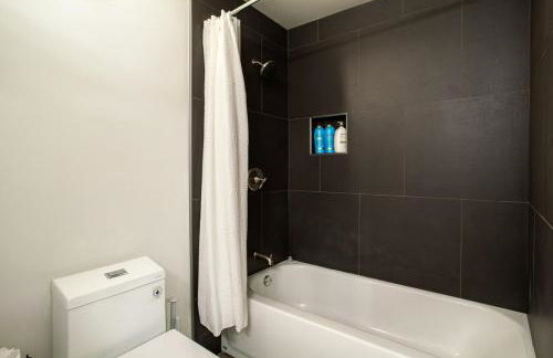 Historic Downtown Loft with Modern Flare - Foto 7