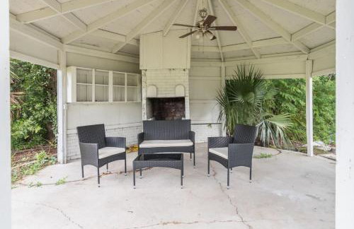 Entire Home with Air Hockey and Firepit - Photo 7