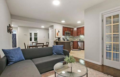 Modern & Furnished 2BR Apt with In-unit Laundry - Sunnyside 2E - Foto 1