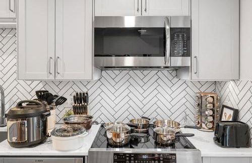 Modern 4BR Getaway 3 Min to OldTown Walk to Metro - Foto 15