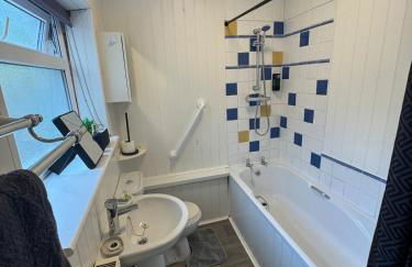 Modern 3-Bed Home with Parking & Garden Wolverhampton - Photo 18