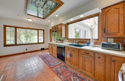 Pistakee Lake Estate with Boat Dock and Hot Tub! - Foto 8