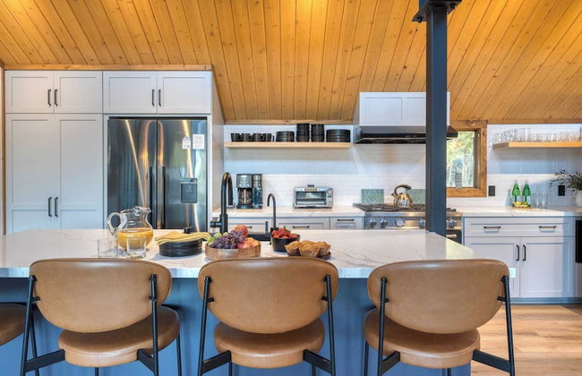 Lake View, Firepit, Game Room Remodeled Lake Tahoe Luxury Cabin by Avantstay - Foto 61