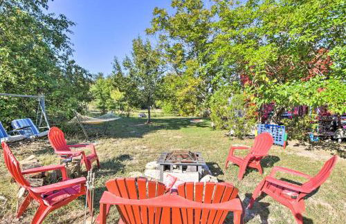 Steps to Lake! Charming Cabin Pool Access and Decks - Foto 33