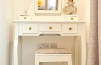 Chic Family Home with Garden Fire Pit & Event Space, Hot Tub - Foto 24