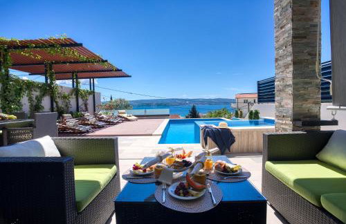 LUXURY VILLA PARADISE 120m from sandy beach, heated pool, billiard, max 12 pax - Foto 7