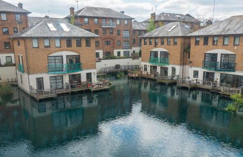 Stylish Waterfront Apartment - Photo 8