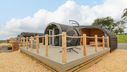 Laird Lodge 2 - Photo 1