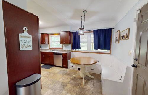 Rustic Kirtland Farmhouse Retreat - Foto 8