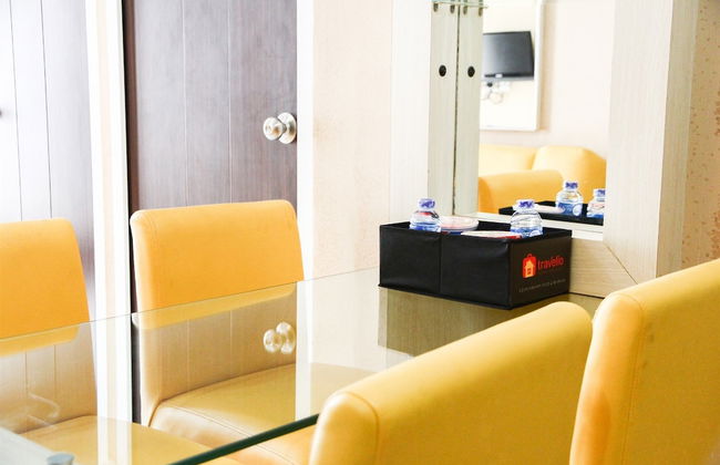 Pool View 2BR Mutiara Bekasi Apartment - Photo 11