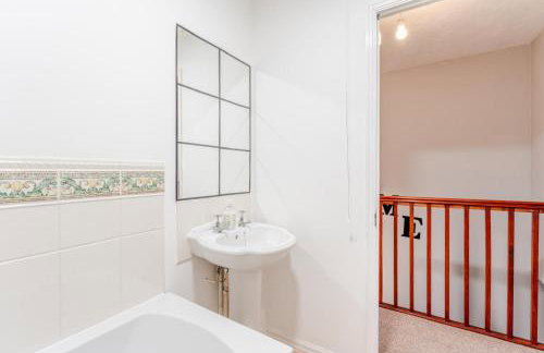 Modern Three Bedroom House Free parking wifi - Foto 9