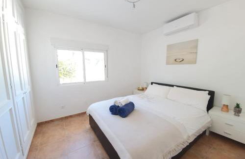 5 Bedroom Villa with HEATED Pool with breath-taking Sea Views, Walking distances to Shops Restaurants Beach - Photo 15