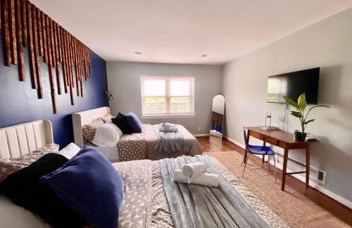 Easy PATH&Bus access- NYC| designer home + Deck. - Photo 11