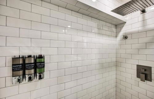 Modern 5BR, Kid-Friendly Home In Poconos with Pool Table - Foto 58