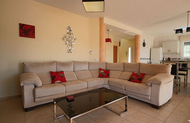 Sunny 3BR Villa w/ Endless Views & Heated Pool - Walk to Beach & Dining - Foto 14