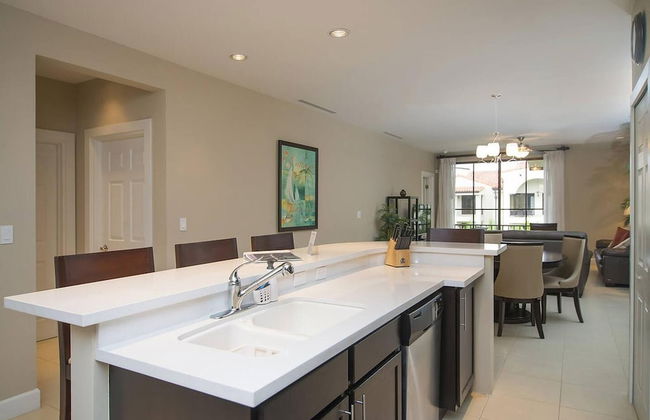 Impressively designed and decorated 3rd-floor space overlooking pool in Coco - Photo 14