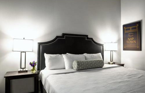 Beautiful 2BR 2BA In The Block by CozySuites - Foto 9