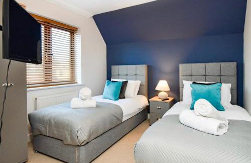 Spacious 4 Bedroom 3 Bathroom House - Sleeps up to 8 - Free Parking, Balcony, Fast Wifi and Smart TVs by Yoko Property - Photo 8