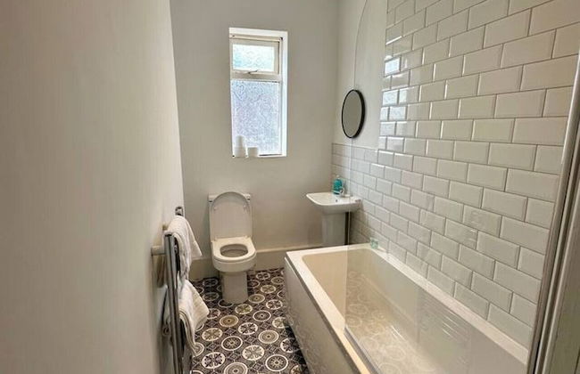 Large Five Bedroom Home with parking - Foto 28