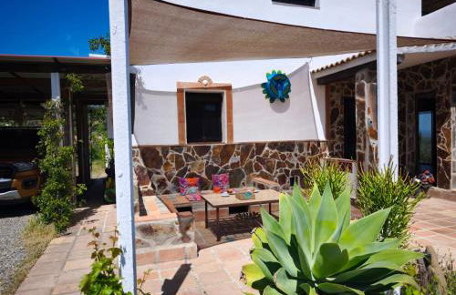 Künstlerhaus Finca Madreselva mit atemberaubenden Weitblick mit Infinitypool, kleinen Teichen und vielen Sitzplätzen in Tolox Malaga im Nationalpark Sierra de las Nieves, ideal für Entspannung, aber auch zum Wandern - Foto 7