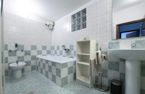 Amazing Serenity Flat for 7, AC, historic center - Foto 30