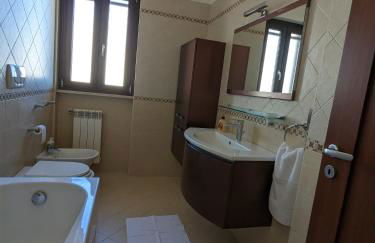 La Casa dei Due Mari - large apartment with parking - Foto 21