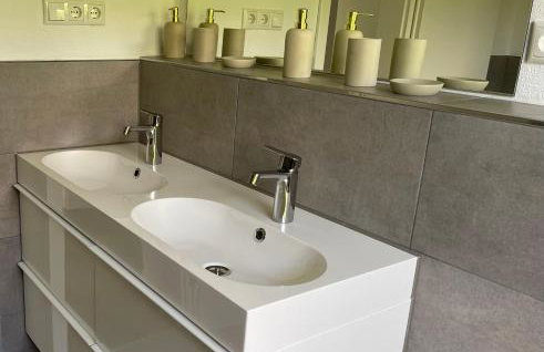 Bungalow in ruhiger Siedlung mit Terrasse und Stellplatz - Foto 2