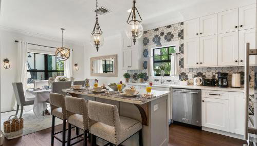 Elegant 4BR Home Guest House Private Yard - Foto 4
