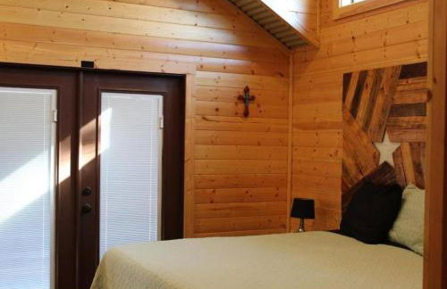 Log Cabin Rentals near San Antonio, Texas, Perfect for Weekend Glamping near Austin - Foto 14