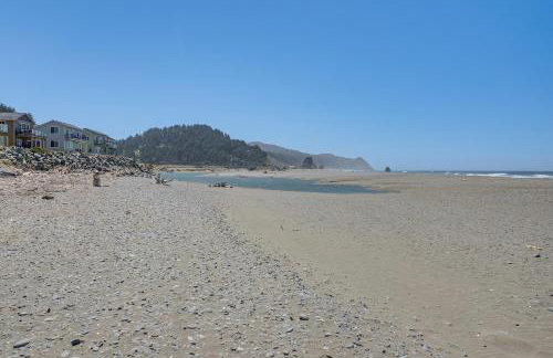 Steps to Shore Home with Hot Tub in Gold Beach - Foto 3