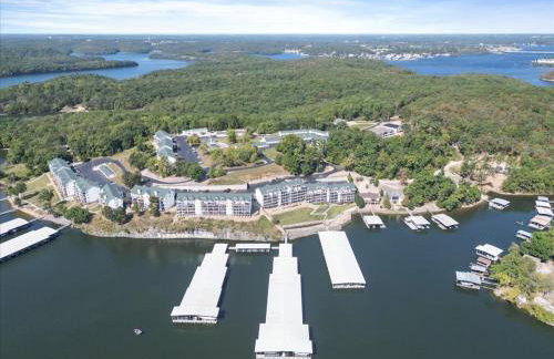 Lakefront Osage Beach Condo + Workspace w/ Pool Views - Foto 50