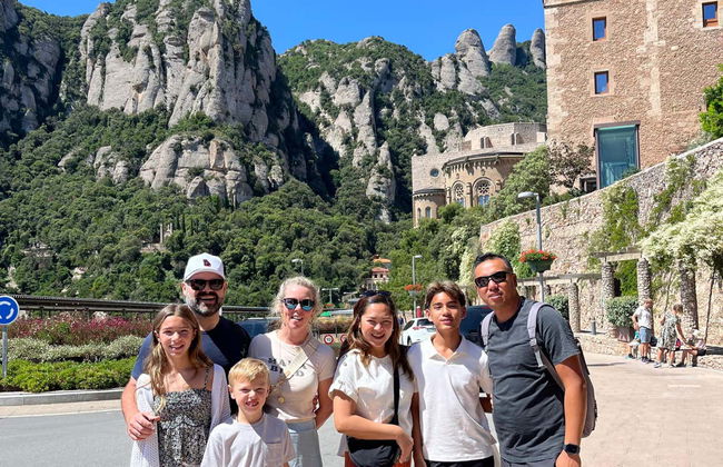 Excursión a Cardona, Montaña de Sal y Montserrat en grupo reducido - Foto 3