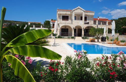 Villa Ludilo mit 4 Apartments in Poljica - Marina bei Trogir Split - Photo 1