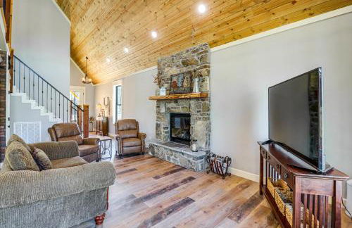 Riverfront Mountain View Cabin with Deck and Grill! - Foto 5