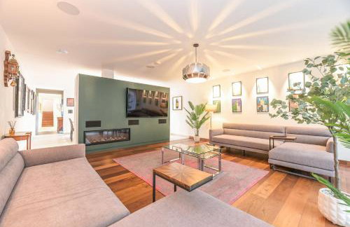 Architect-Designed Luxury Retreat 3BR Chessington - Pass the Keys - Photo 8