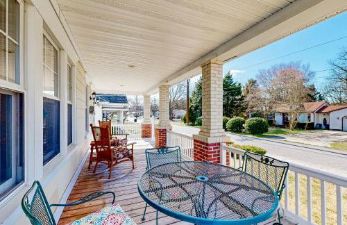 Yard, Porch and Fire Pit! Century-Old Hebron Escape - Foto 4