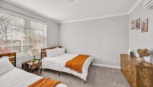 2BR Farmhouse Apt Near Everything - 2nd Floor - Foto 5