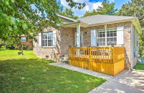 Charming Springfield Escape with Furnished Deck - Foto 3