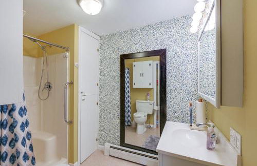 Cherryfield Home with Decks On Historic Horse Farm - Foto 17