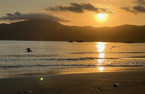Maravilhoso apto, a 290 metros da praia do Canto Grande! Lindo! - Foto 35